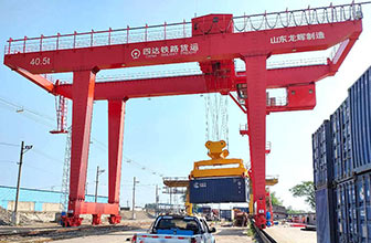 湖北襄陽四達(dá)鐵路貨運(yùn)集裝箱起重